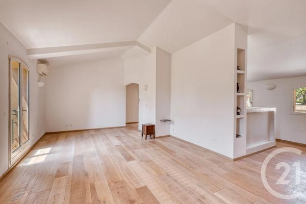 Maison à vendre  6 pièces - 204 m 2   HYERES  - 83