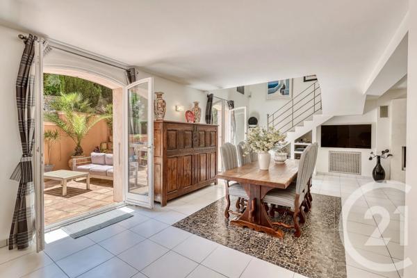 Maison à vendre  6 pièces - 204 m 2   HYERES  - 83