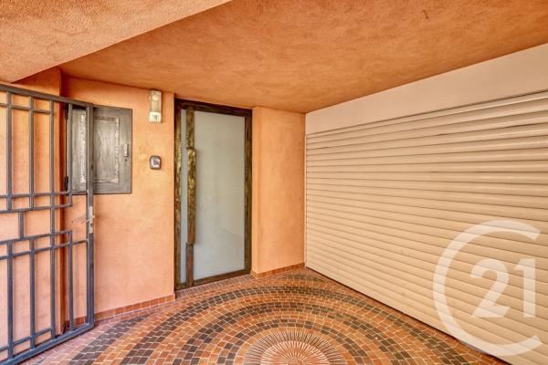 Maison à vendre  6 pièces - 204 m 2   HYERES  - 83