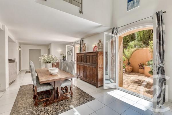 Maison à vendre  6 pièces - 204 m 2   HYERES  - 83