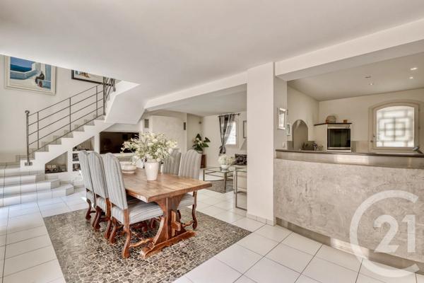 Maison à vendre  6 pièces - 204 m 2   HYERES  - 83