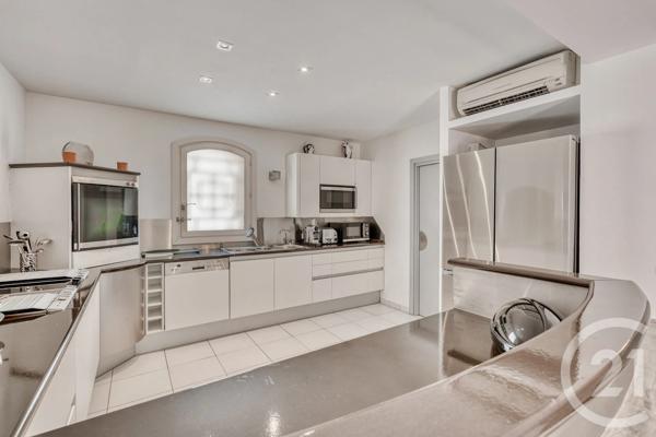 Maison à vendre  6 pièces - 204 m 2   HYERES  - 83