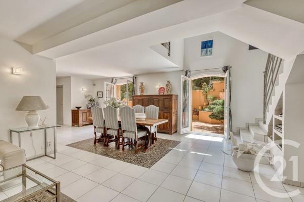 Maison à vendre  6 pièces - 204 m 2   HYERES  - 83