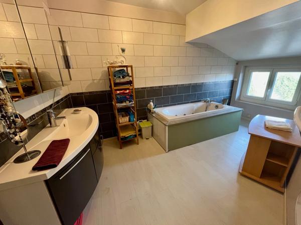 Maison familiale avec garage, terrain et dépendance