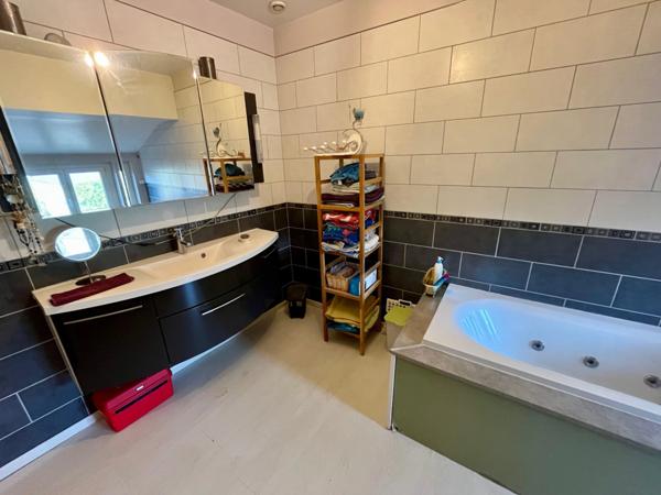 Maison familiale avec garage, terrain et dépendance