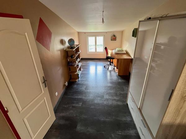 Maison familiale avec garage, terrain et dépendance