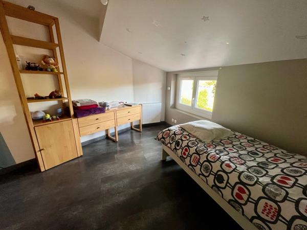 Maison familiale avec garage, terrain et dépendance