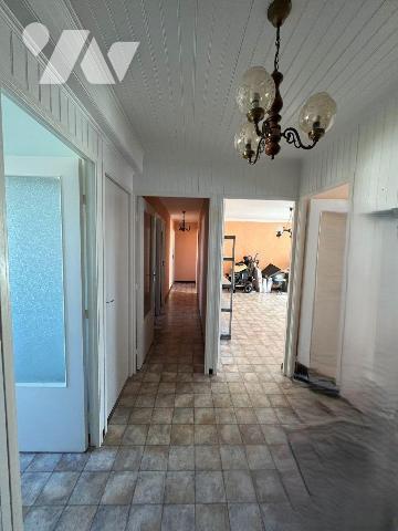 Appartement de 88 m2 habitables environ, situé au 5ème étage  d'une résidence avec ascenseur et...
