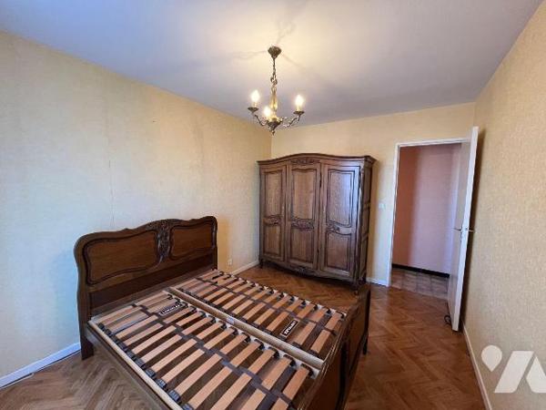 Appartement de 88 m2 habitables environ, situé au 5ème étage  d'une résidence avec ascenseur et...