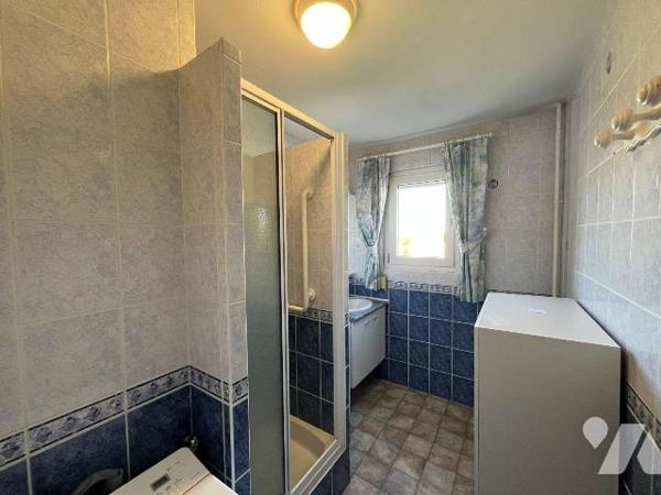 Appartement de 88 m2 habitables environ, situé au 5ème étage  d'une résidence avec ascenseur et...