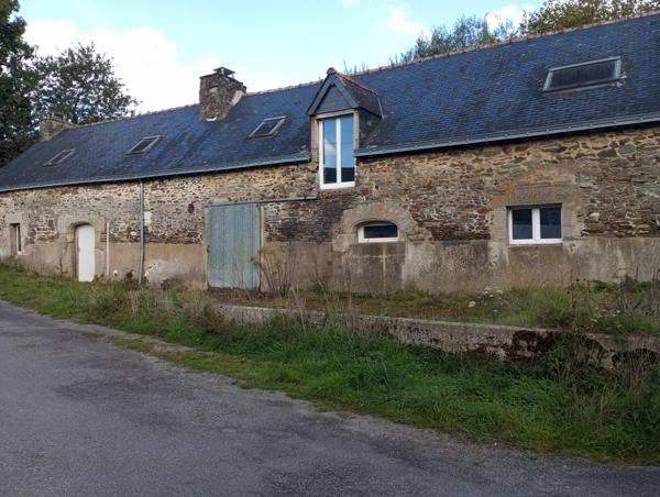 Beau potentiel pour cette grande longère en pierre à rénover