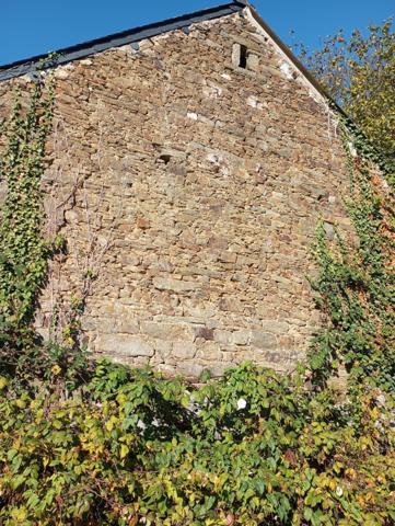 Beau potentiel pour cette grande longère en pierre à rénover