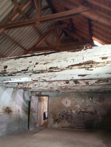 Beau potentiel pour cette grande longère en pierre à rénover