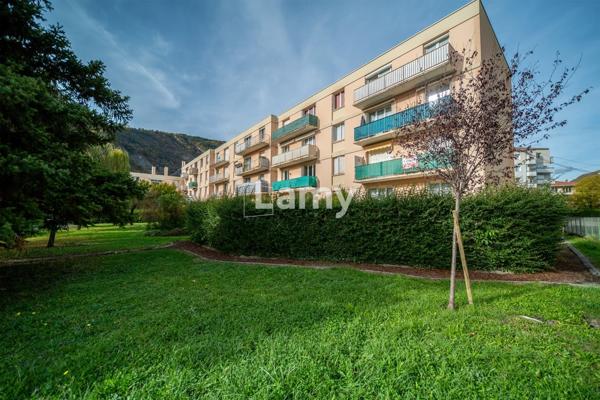 Parking + annexe + appartement