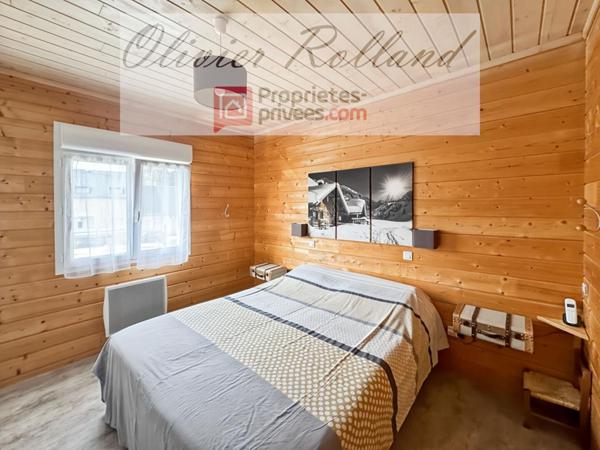 Chalet d'exception en bois massif (DPE B) - Plain-pied 135 m², 4 chambres, véranda & annexes sur 1 318 m² de terrain