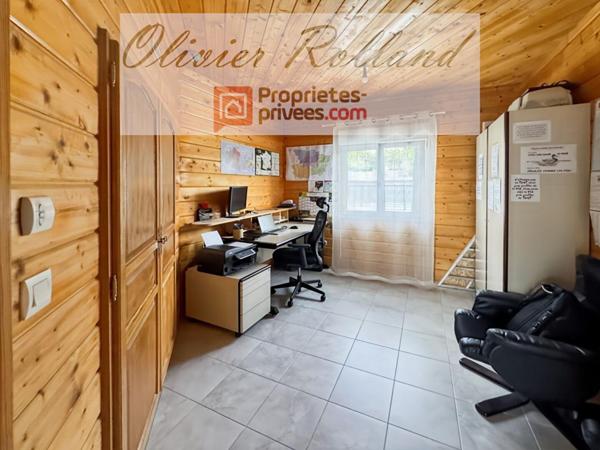 Chalet d'exception en bois massif (DPE B) - Plain-pied 135 m², 4 chambres, véranda & annexes sur 1 318 m² de terrain