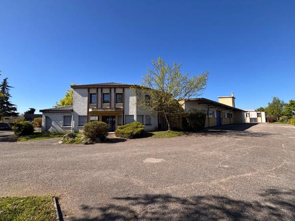 BÂTIMENT D’ACTIVITÉ INDÉPENDANT À LOUER – 1 991 m² – TERRAIN 4 500 m² – ACCÈS A89 IMMÉDIAT – Lentilly