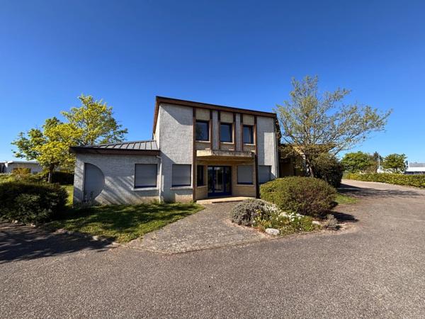 BÂTIMENT D’ACTIVITÉ INDÉPENDANT À LOUER – 1 991 m² – TERRAIN 4 500 m² – ACCÈS A89 IMMÉDIAT – Lentilly