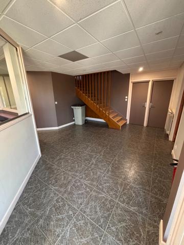 BÂTIMENT D’ACTIVITÉ INDÉPENDANT À LOUER – 1 991 m² – TERRAIN 4 500 m² – ACCÈS A89 IMMÉDIAT – Lentilly