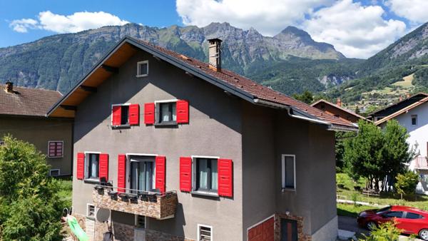 Maison de ville 135 m² environ, 4 chambres, garage, caves et jardin