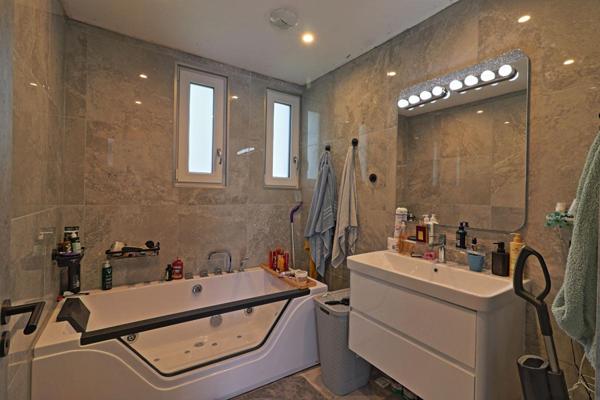 Maison de ville 135 m² environ, 4 chambres, garage, caves et jardin