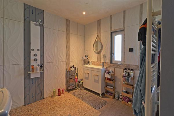 Maison de ville 135 m² environ, 4 chambres, garage, caves et jardin