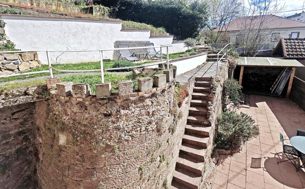 Grande maison T5 avec bel espace jardin en terrasses avec vue 272 000 € H.A.I.*