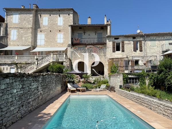 Castelnau-Montratier (46170) Résidence de prestige au cœur d'un village bastide