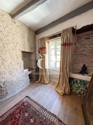 Castelnau-Montratier (46170) Résidence de prestige au cœur d'un village bastide