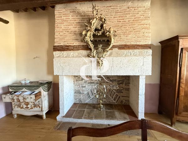 Castelnau-Montratier (46170) Résidence de prestige au cœur d'un village bastide