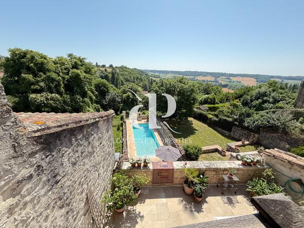 Castelnau-Montratier (46170) Résidence de prestige au cœur d'un village bastide