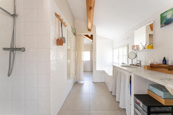 Maison Cabries 6 pièce(s), calme, 179m² environ, 1343m² de terrain, 4 chambres, 1 appartement indépendant, serres
