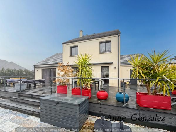 SAINT-DENIS-EN-VAL, à dix minutes d'Orléans à vendre superbe Maison contemporaine avec jardin de 1000m2 sans vis-à-vis, piscine chauffée et garage attenant