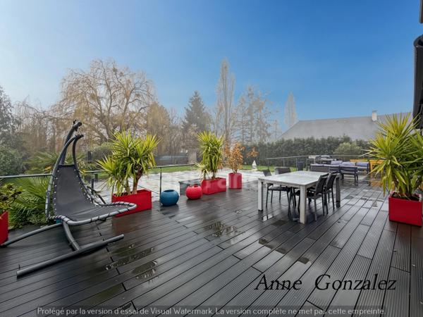 SAINT-DENIS-EN-VAL, à dix minutes d'Orléans à vendre superbe Maison contemporaine avec jardin de 1000m2 sans vis-à-vis, piscine chauffée et garage attenant