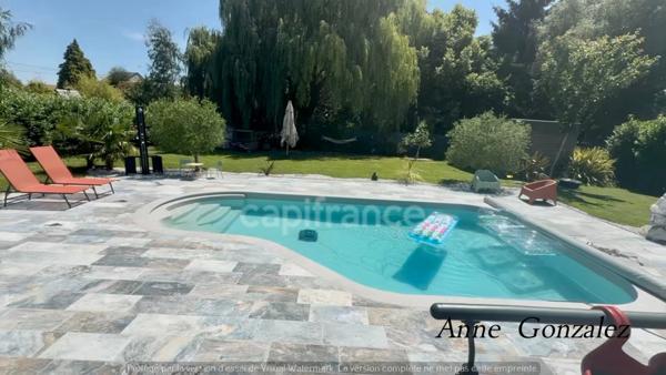 SAINT-DENIS-EN-VAL, à dix minutes d'Orléans à vendre superbe Maison contemporaine avec jardin de 1000m2 sans vis-à-vis, piscine chauffée et garage attenant