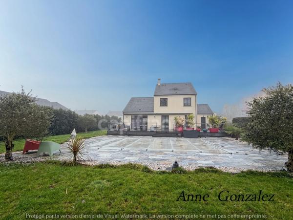 SAINT-DENIS-EN-VAL, à dix minutes d'Orléans à vendre superbe Maison contemporaine avec jardin de 1000m2 sans vis-à-vis, piscine chauffée et garage attenant