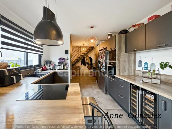 SAINT-DENIS-EN-VAL, à dix minutes d'Orléans à vendre superbe Maison contemporaine avec jardin de 1000m2 sans vis-à-vis, piscine chauffée et garage attenant