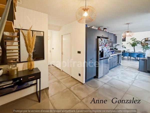 SAINT-DENIS-EN-VAL, à dix minutes d'Orléans à vendre superbe Maison contemporaine avec jardin de 1000m2 sans vis-à-vis, piscine chauffée et garage attenant