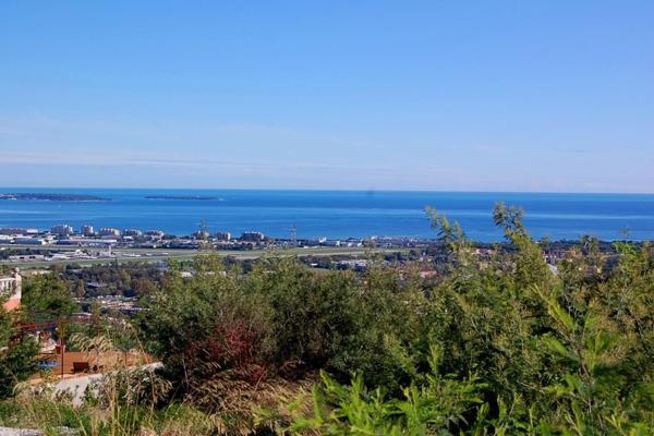 Mandelieu-la-Napoule (06210) Dans un secteur Calme et résidentiel, agréable terrain exposé sud ouest bénficiant d'une magnifique ...
