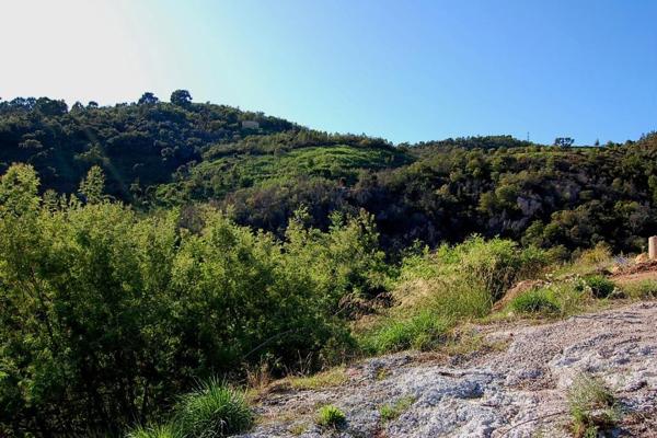 Mandelieu-la-Napoule (06210) Dans un secteur Calme et résidentiel, agréable terrain exposé sud ouest bénficiant d'une magnifique ...
