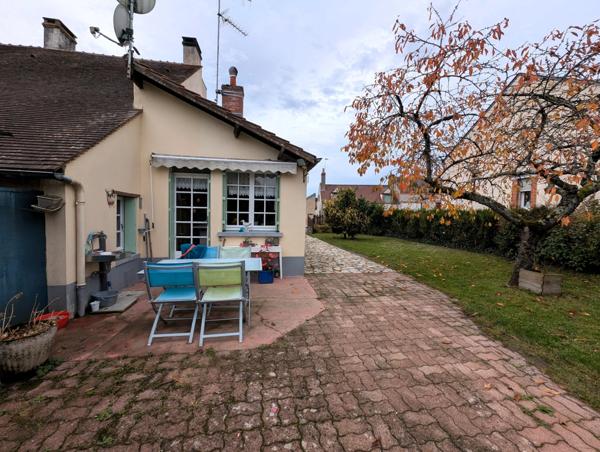 Vente en exclusivité – Maison ancienne typique avec jardin dans le centre de Vitry-aux-Loges