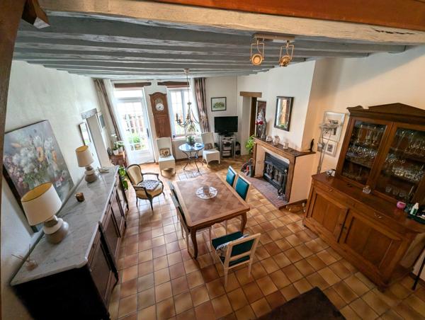 Vente en exclusivité – Maison ancienne typique avec jardin dans le centre de Vitry-aux-Loges