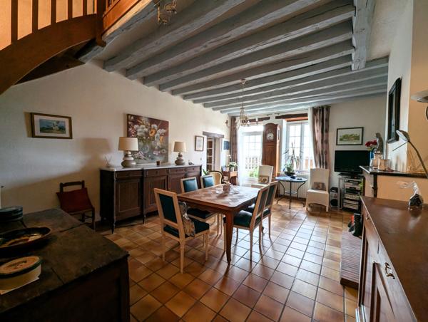 Vente en exclusivité – Maison ancienne typique avec jardin dans le centre de Vitry-aux-Loges