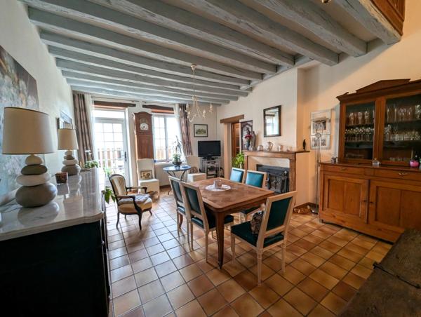 Vente en exclusivité – Maison ancienne typique avec jardin dans le centre de Vitry-aux-Loges