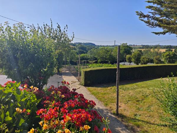 Longère à vendre 197m² dont appartement T1 - TERVAL (85)