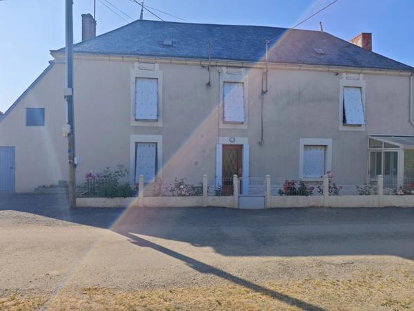 Longère à vendre 197m² dont appartement T1 - TERVAL (85)