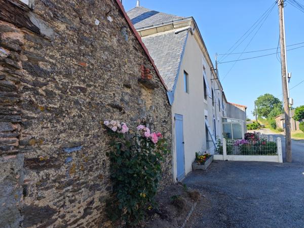 Longère à vendre 197m² dont appartement T1 - TERVAL (85)