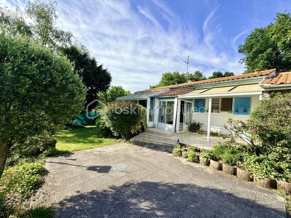 Située dans un environnement calme et agréable à Royan, cette maison construite en 1976 offre un cadre de vie recherché, à proximité des commodités et des plages.

D’une surface habitable de 82 m², elle se compose de deux chambres lumineuses, d’un séjour accueillant, d’une cuisine fonctionnelle ainsi que des espaces à aménager selon vos envies. Son agencement simple et efficace en fait un bien parfait aussi bien pour une résidence principale que secondaire.

Implantée sur une belle parcelle de 1 143 m², cette propriété dispose d’un vaste terrain offrant de nombreuses possibilités : jardin paysager, extension, piscine… laissez libre cours à vos projets.

À noter : des travaux sont à prévoir, offrant ainsi une belle opportunité de personnaliser ce bien à votre goût. La maison est équipée d’un système d’assainissement individuel (fosse septique), et n’est pas raccordée au tout-à-l’égout.

Son emplacement est un véritable atout :

* À seulement 3 km des plages pour profiter de l’océan en quelques minutes
* À 3 km du centre commercial Leclerc pour un quotidien pratique
* À 2,5 km du marché central de Royan, réputé pour son ambiance et ses produits locaux

Cette maison représente une belle opportunité pour les amoureux de la région souhaitant allier tranquillité, espace et potentiel d’aménagement.

À visiter sans tarder !

Pour plus d’informations ou organiser une visite, contactez-moi