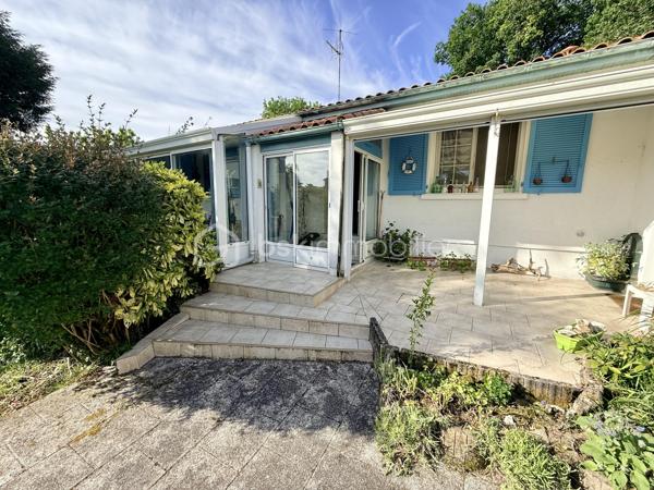 Située dans un environnement calme et agréable à Royan, cette maison construite en 1976 offre un cadre de vie recherché, à proximité des commodités et des plages.

D’une surface habitable de 82 m², elle se compose de deux chambres lumineuses, d’un séjour accueillant, d’une cuisine fonctionnelle ainsi que des espaces à aménager selon vos envies. Son agencement simple et efficace en fait un bien parfait aussi bien pour une résidence principale que secondaire.

Implantée sur une belle parcelle de 1 143 m², cette propriété dispose d’un vaste terrain offrant de nombreuses possibilités : jardin paysager, extension, piscine… laissez libre cours à vos projets.

À noter : des travaux sont à prévoir, offrant ainsi une belle opportunité de personnaliser ce bien à votre goût. La maison est équipée d’un système d’assainissement individuel (fosse septique), et n’est pas raccordée au tout-à-l’égout.

Son emplacement est un véritable atout :

* À seulement 3 km des plages pour profiter de l’océan en quelques minutes
* À 3 km du centre commercial Leclerc pour un quotidien pratique
* À 2,5 km du marché central de Royan, réputé pour son ambiance et ses produits locaux

Cette maison représente une belle opportunité pour les amoureux de la région souhaitant allier tranquillité, espace et potentiel d’aménagement.

À visiter sans tarder !

Pour plus d’informations ou organiser une visite, contactez-moi