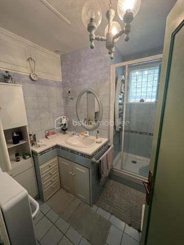 Située dans un environnement calme et agréable à Royan, cette maison construite en 1976 offre un cadre de vie recherché, à proximité des commodités et des plages.

D’une surface habitable de 82 m², elle se compose de deux chambres lumineuses, d’un séjour accueillant, d’une cuisine fonctionnelle ainsi que des espaces à aménager selon vos envies. Son agencement simple et efficace en fait un bien parfait aussi bien pour une résidence principale que secondaire.

Implantée sur une belle parcelle de 1 143 m², cette propriété dispose d’un vaste terrain offrant de nombreuses possibilités : jardin paysager, extension, piscine… laissez libre cours à vos projets.

À noter : des travaux sont à prévoir, offrant ainsi une belle opportunité de personnaliser ce bien à votre goût. La maison est équipée d’un système d’assainissement individuel (fosse septique), et n’est pas raccordée au tout-à-l’égout.

Son emplacement est un véritable atout :

* À seulement 3 km des plages pour profiter de l’océan en quelques minutes
* À 3 km du centre commercial Leclerc pour un quotidien pratique
* À 2,5 km du marché central de Royan, réputé pour son ambiance et ses produits locaux

Cette maison représente une belle opportunité pour les amoureux de la région souhaitant allier tranquillité, espace et potentiel d’aménagement.

À visiter sans tarder !

Pour plus d’informations ou organiser une visite, contactez-moi